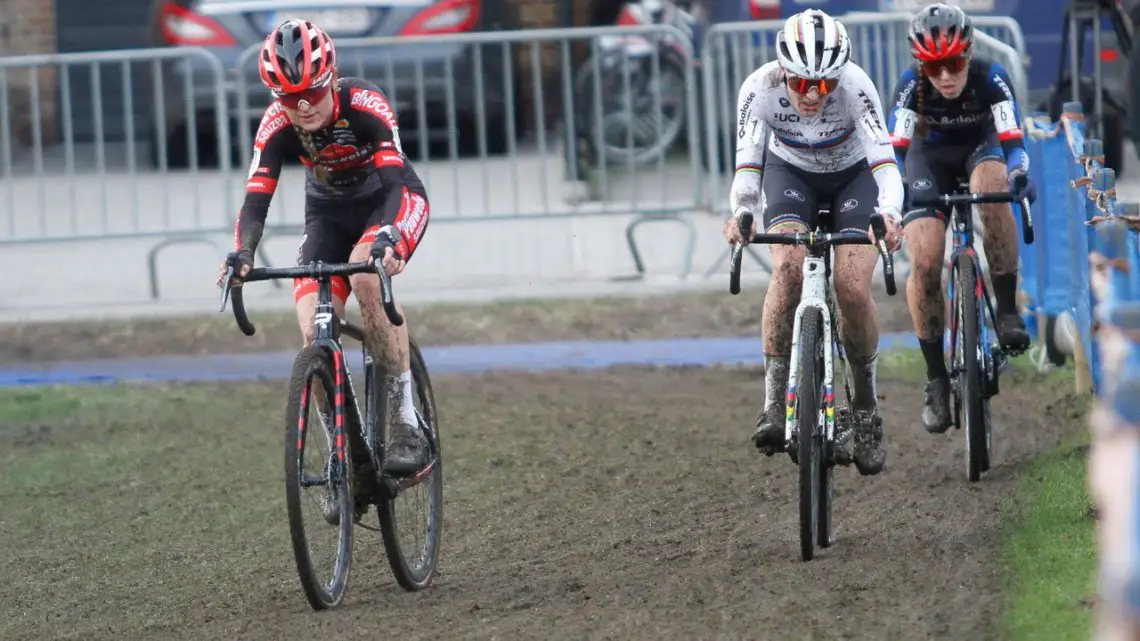 Denise Betsema and Lucinda Brand battled it out. 2021 X2O Trofee Azencross Loehout Elite Women. © B. Hazen / Cyclocross Magazine