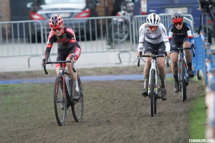Denise Betsema and Lucinda Brand battled it out. 2021 X2O Trofee Azencross Loehout Elite Women. © B. Hazen / Cyclocross Magazine