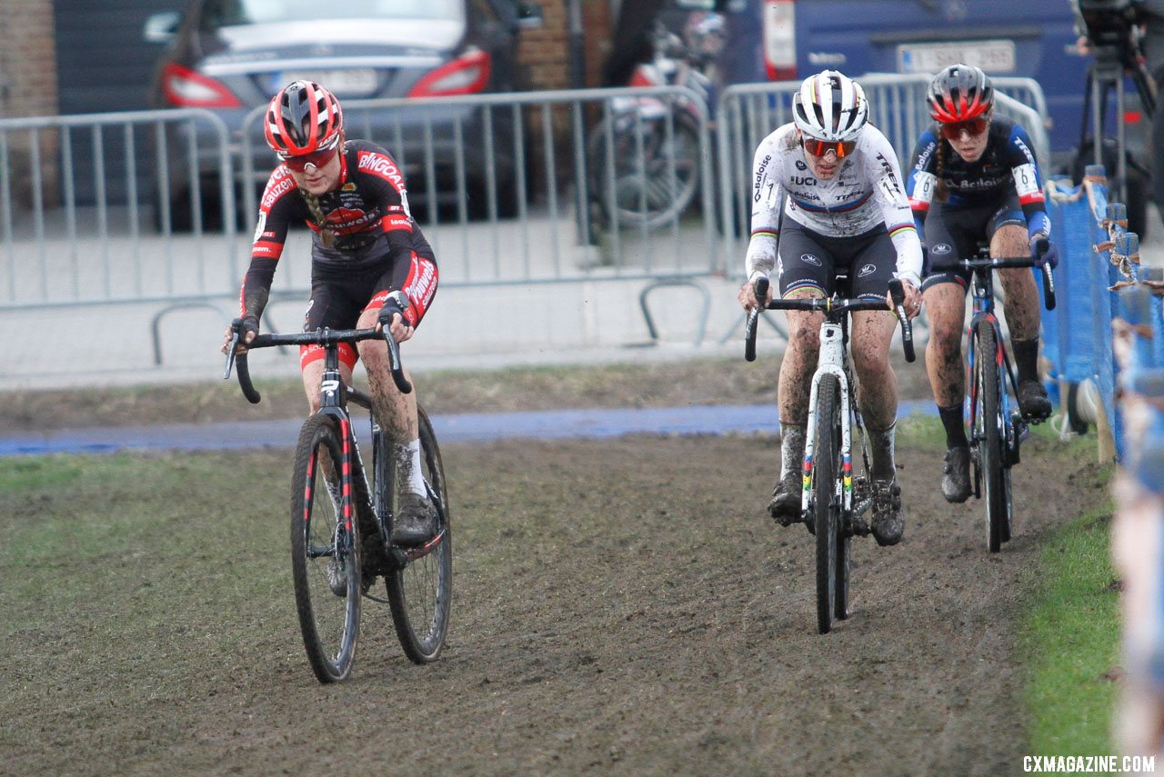 Denise Betsema and Lucinda Brand battled it out. 2021 X2O Trofee Azencross Loehout Elite Women. © B. Hazen / Cyclocross Magazine