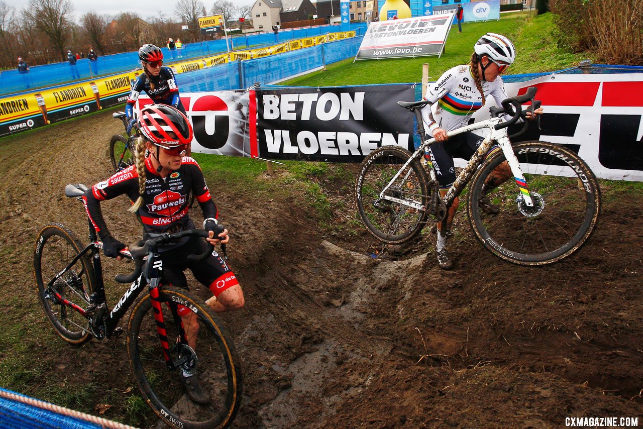 The lead group maneuvered through the drop. 2021 X2O Trofee Azencross Loehout Elite Women. © B. Hazen / Cyclocross Magazine