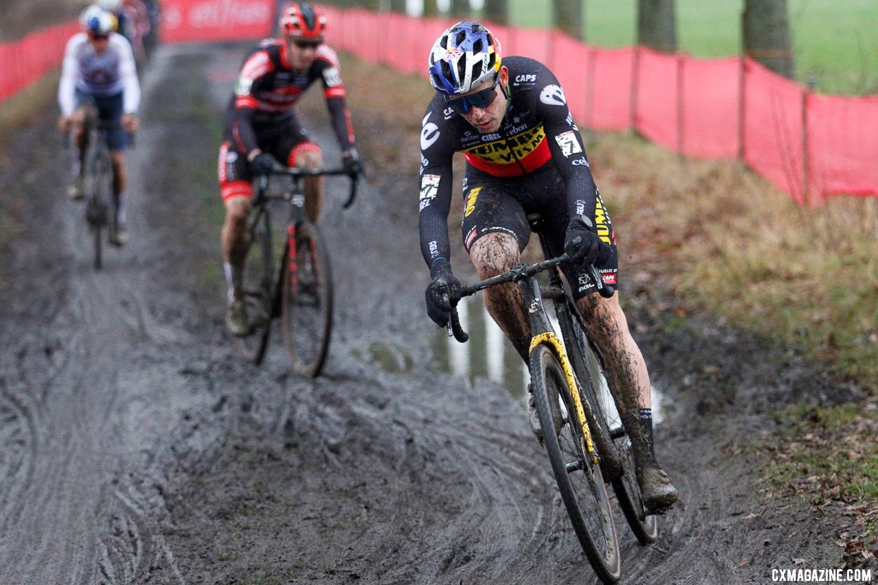 Wout van Aert did not have a fast start but made his way to the front when it mattered. 2021 Dendermonde UCI Cyclocross World Cup, Elite Men. © B. Hazen / Cyclocross Magazine