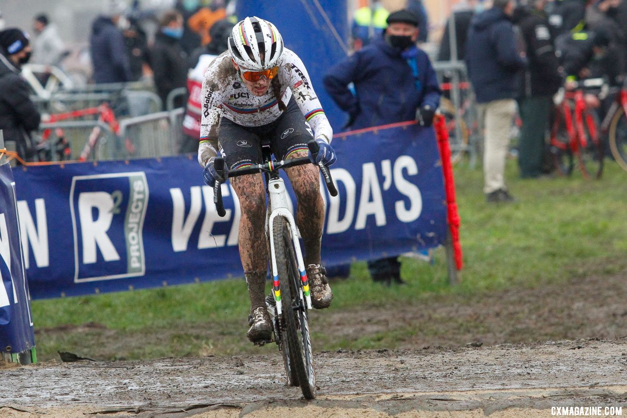 Lucinda Brand was consistent and held off a charging Clara Honsinger. 2021 Dendermonde UCI Cyclocross World Cup, Elite Women. © B. Hazen / Cyclocross Magazine
