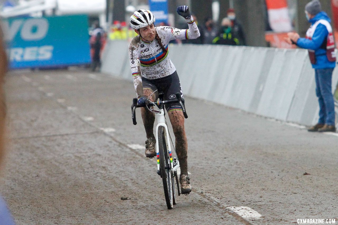 Lucinda Brand was consistent and held off a charging Clara Honsinger. 2021 Dendermonde UCI Cyclocross World Cup, Elite Women. © B. Hazen / Cyclocross Magazine