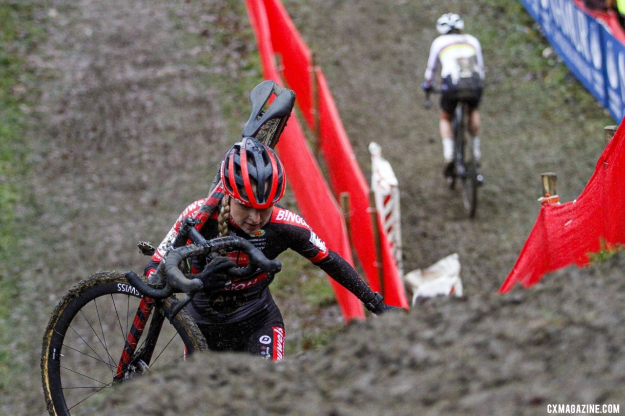 Brand leads Betsema. 2021 Namur UCI Cyclocross World Cup, Elite Women. © B. Hazen / Cyclocross Magazine