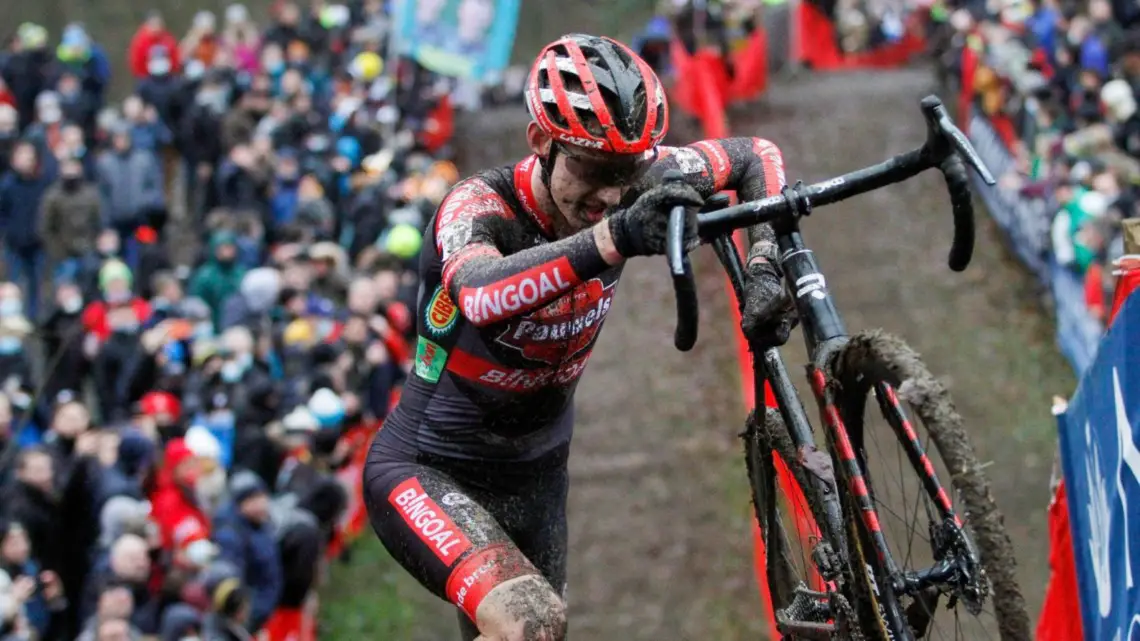 Vanthourenhout had the fewest mistakes and mechanicals to upset the favorites. 2021 Namur UCI Cyclocross World Cup, Elite Men. © B. Hazen / Cyclocross Magazine