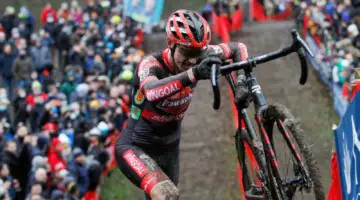 Vanthourenhout had the fewest mistakes and mechanicals to upset the favorites. 2021 Namur UCI Cyclocross World Cup, Elite Men. © B. Hazen / Cyclocross Magazine