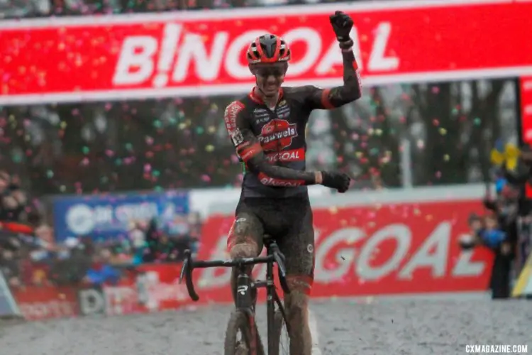 Vanthourenhout had the fewest mistakes and mechanicals to upset the favorites. 2021 Namur UCI Cyclocross World Cup, Elite Men. © B. Hazen / Cyclocross Magazine