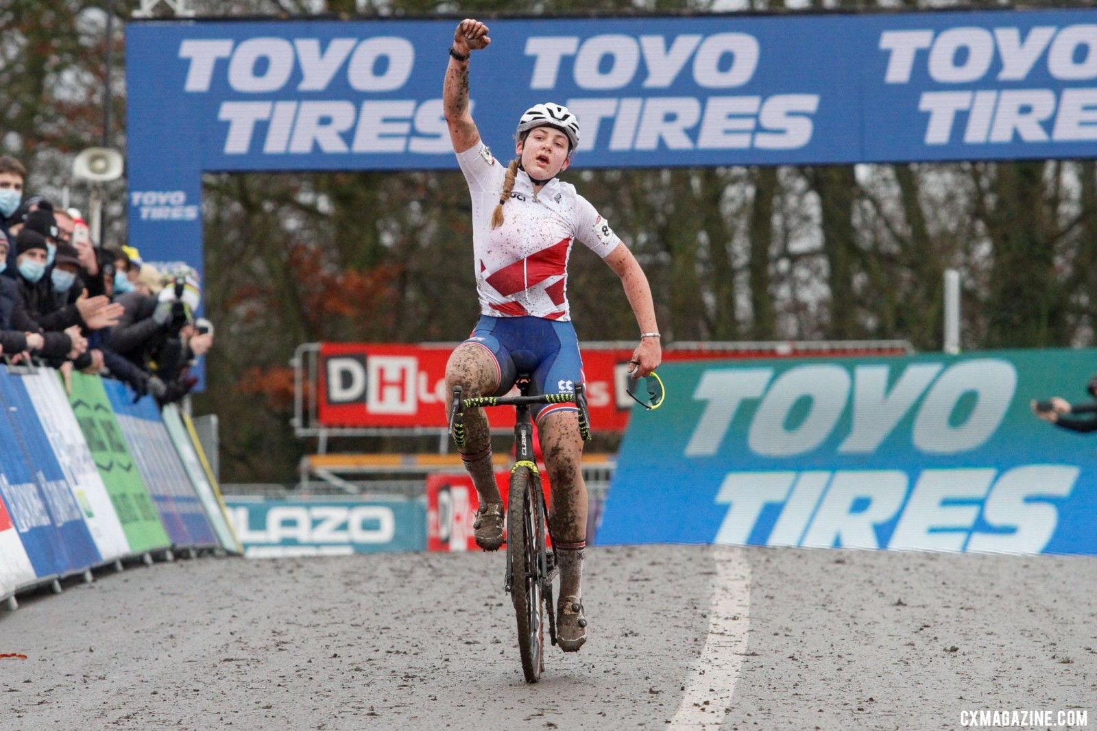 Zoe Backstedt crosses the finish line. 2021 Namur UCI Cyclocross World Cup, Junior Women. © B. Hazen / Cyclocross Magazine