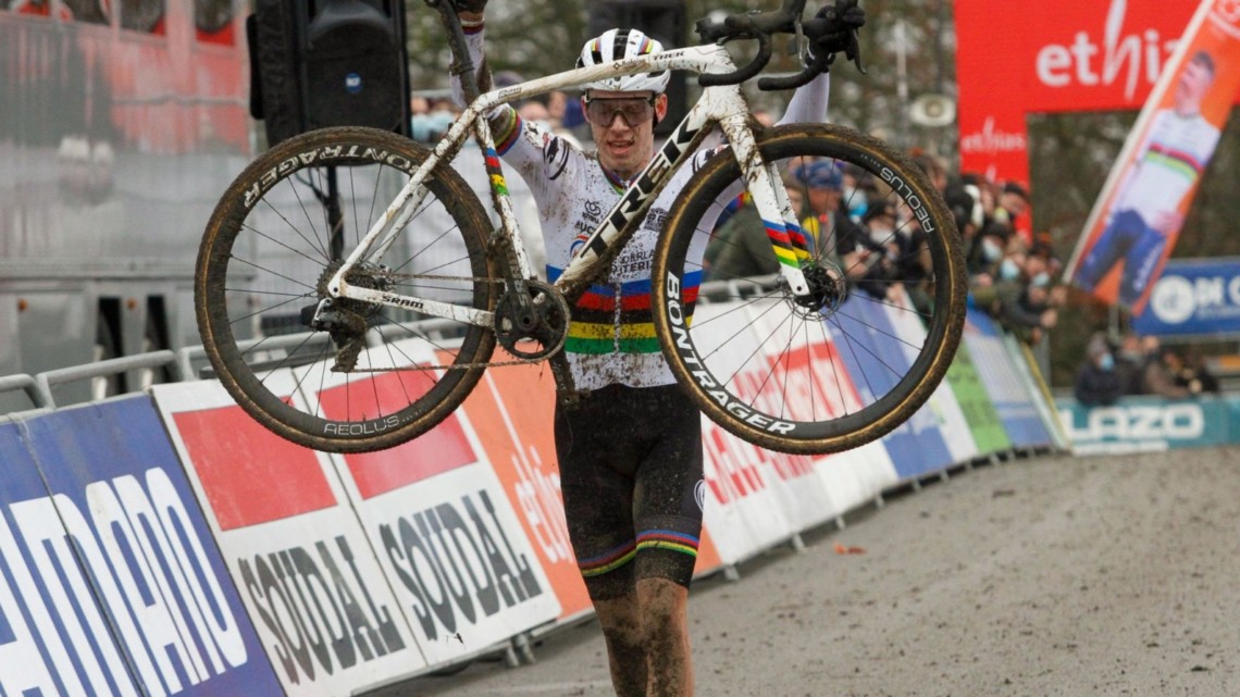Pim Ronhaar carries his bike to victory. 2021 Namur UCI Cyclocross World Cup, U23 Men. © B. Hazen / Cyclocross Magazine