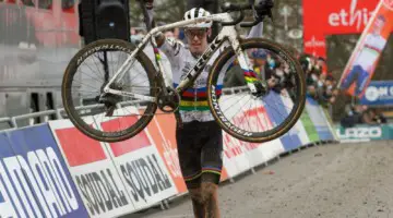 Pim Ronhaar carries his bike to victory. 2021 Namur UCI Cyclocross World Cup, U23 Men. © B. Hazen / Cyclocross Magazine