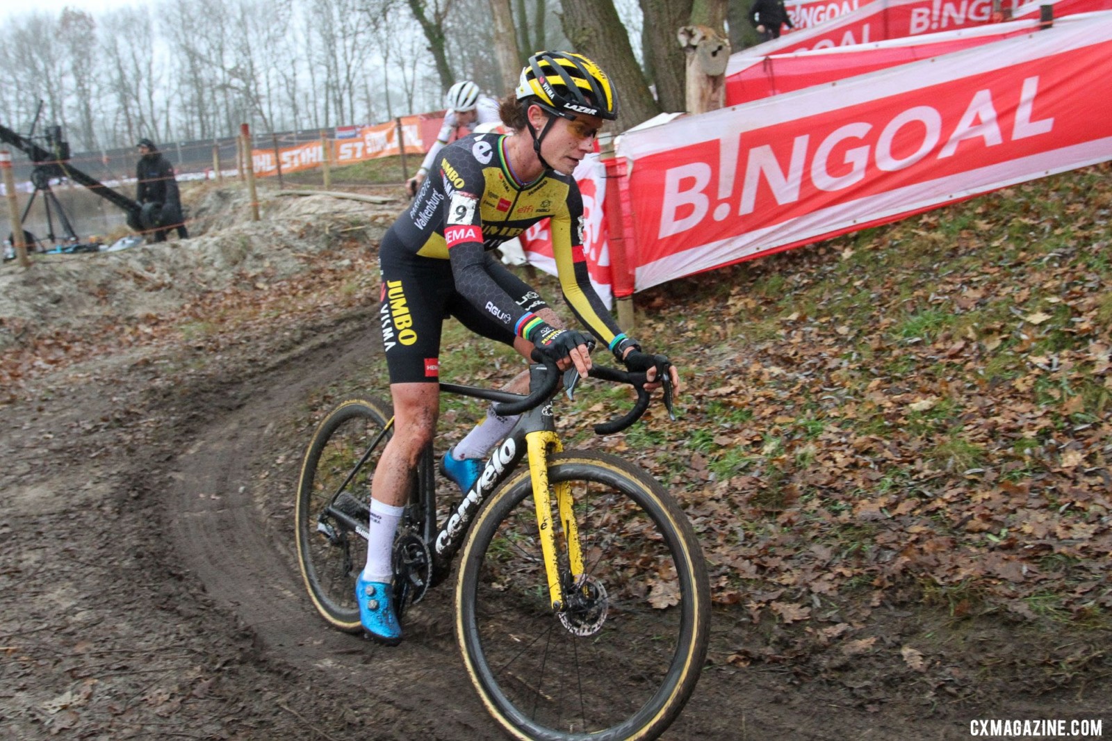 Marianne Vos passed Lucinda Brand. 2021 Rucphen UCI Cyclocross World Cup, Elite Women. © B. Hazen / Cyclocross Magazine