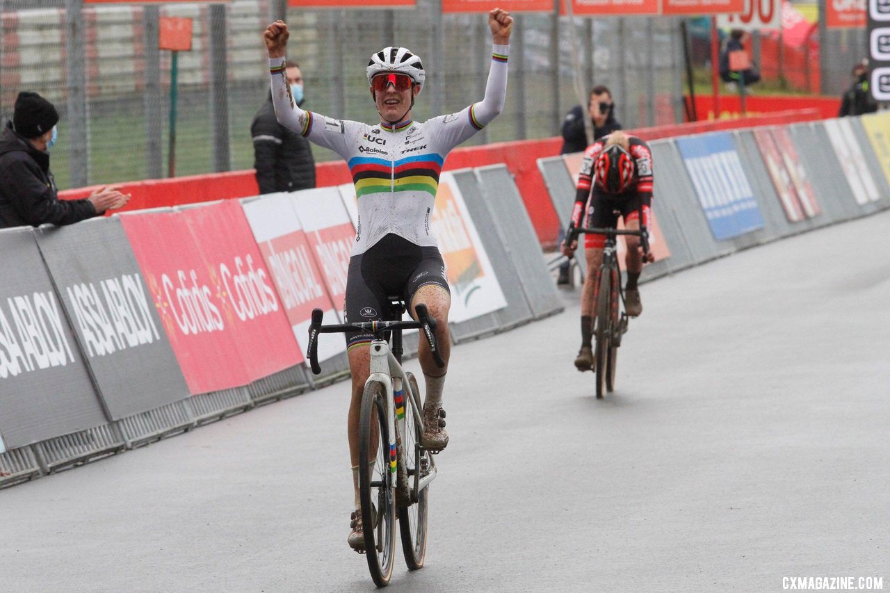 Lucinda Brand takes the win. 2021 Zolder Superprestige, Elite Women. © B. Hazen / Cyclocross Magazine