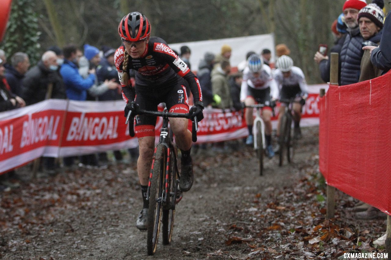 Fem van Empel takes the lead. 2021 Zolder Superprestige, Elite Women. © B. Hazen / Cyclocross Magazine