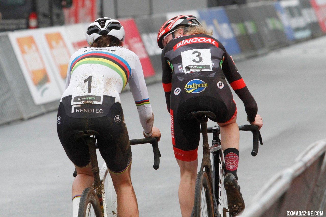 Lucinda Brand and Fem van Empel duke it out. 2021 Zolder Superprestige, Elite Women. © B. Hazen / Cyclocross Magazine