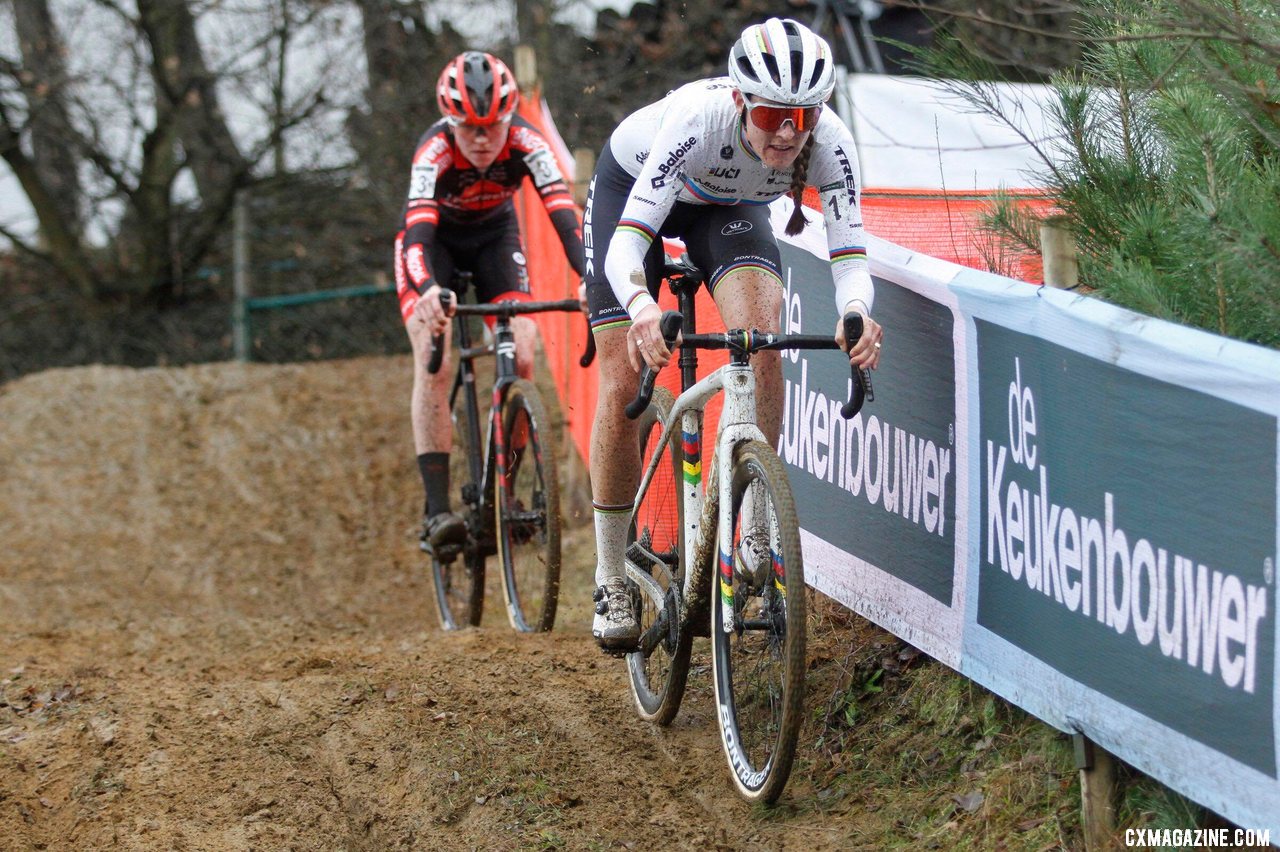 Lucinda Brand ahead of Fem van Empel. 2021 Zolder Superprestige, Elite Women. © B. Hazen / Cyclocross Magazine