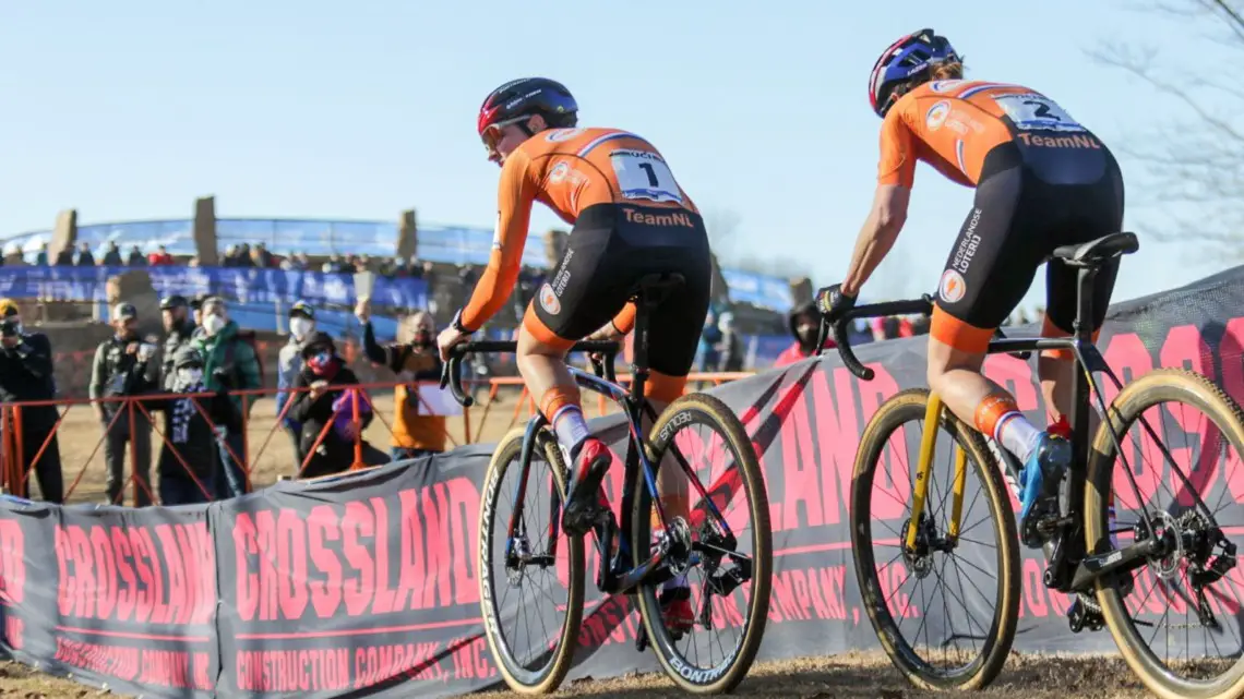 Brand and Vos had a race for the ages. Elite Women. 2022 Cyclocross World Championships, Fayetteville, Arkansas USA. © D. Mable / Cyclocross Magazine