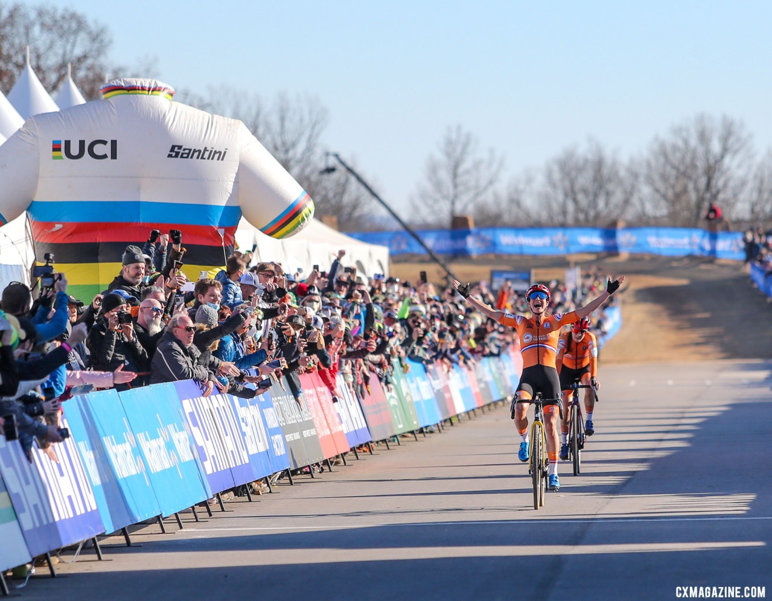 Marianne Vos takes her eighth title after a duel fo rthe ages. Elite Women. 2022 Cyclocross World Championships, Fayetteville, Arkansas USA. © J. Corcoran / Cyclocross Magazine