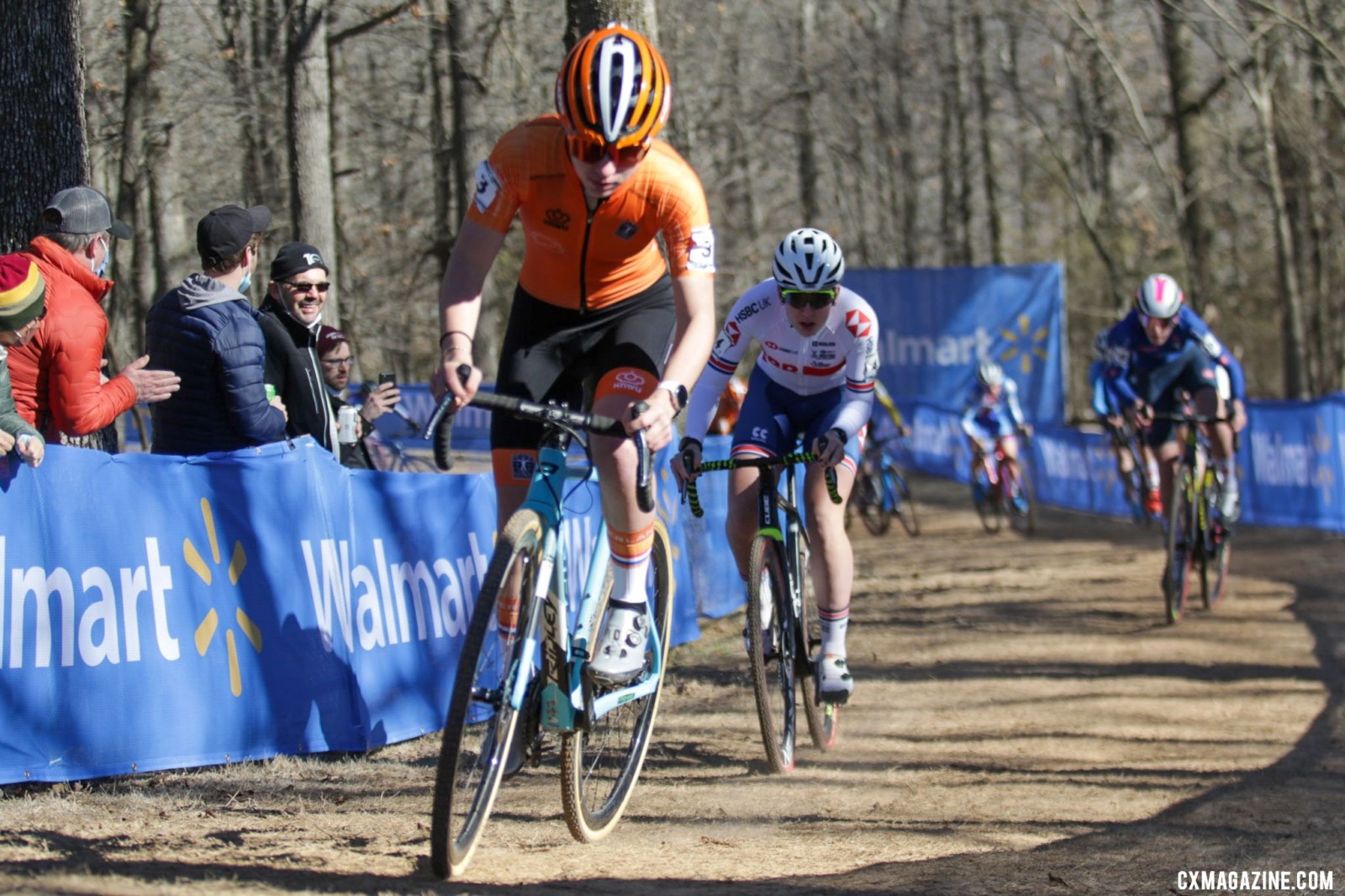 First-year junior Lauren Molengraaf grabbed the holeshot and held on for bronze. Junior Women. 2022 Cyclocross World Championships, Fayetteville, Arkansas USA. © D. Mable / Cyclocross Magazine