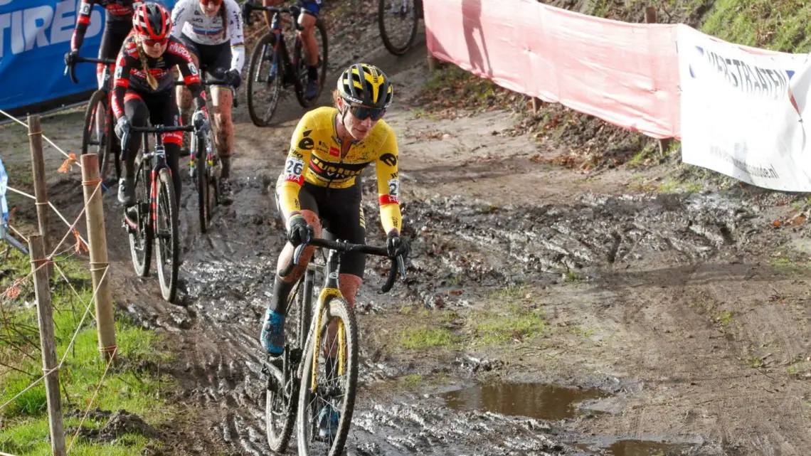 Marianne Vos took the lead. 2022 Dutch Cyclocross National Championships, Elite Women. Rucphen. © B. Hazen / Cyclocross Magazine