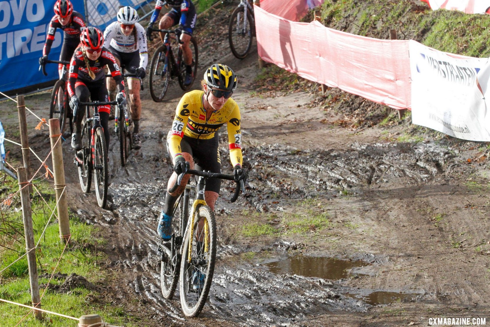 Marianne Vos took the lead. 2022 Dutch Cyclocross National