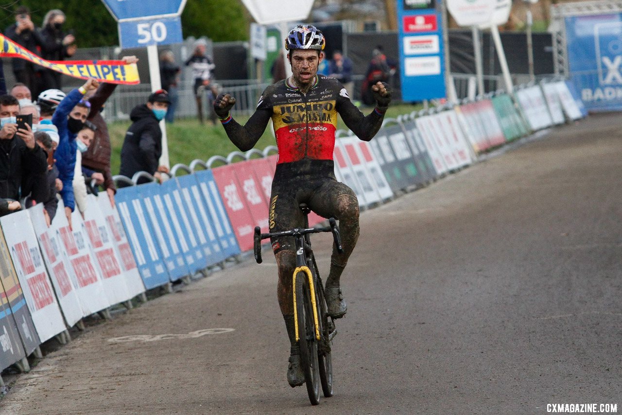 Wout van Aert overcame a crash and changing both shoes to win the 2021 GP Sven Nys Baal, Elite Men. © B. Hazen / Cyclocross Magazine