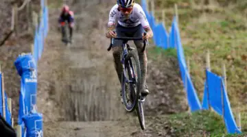 Pidcock served up a style and an exciting ride to finish second. 2021 GP Sven Nys Baal, Elite Men. © B. Hazen / Cyclocross Magazine