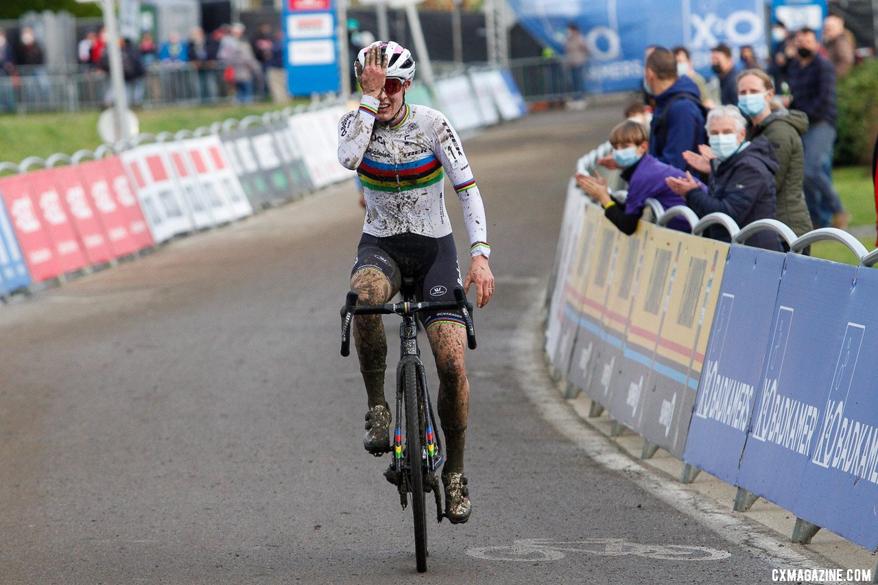 Lucinda Brand and Ceylin del Carmen Alvarado had a thrilling battle to the end. 2022 GP Sven Nys Baal, Elite Women. © B. Hazen / Cyclocross Magazine
