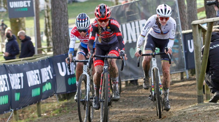 Denise Betsema briefly challenged for the win before fading. 2022 GP Sven Nys Baal, Elite Women. © B. Hazen / Cyclocross Magazine