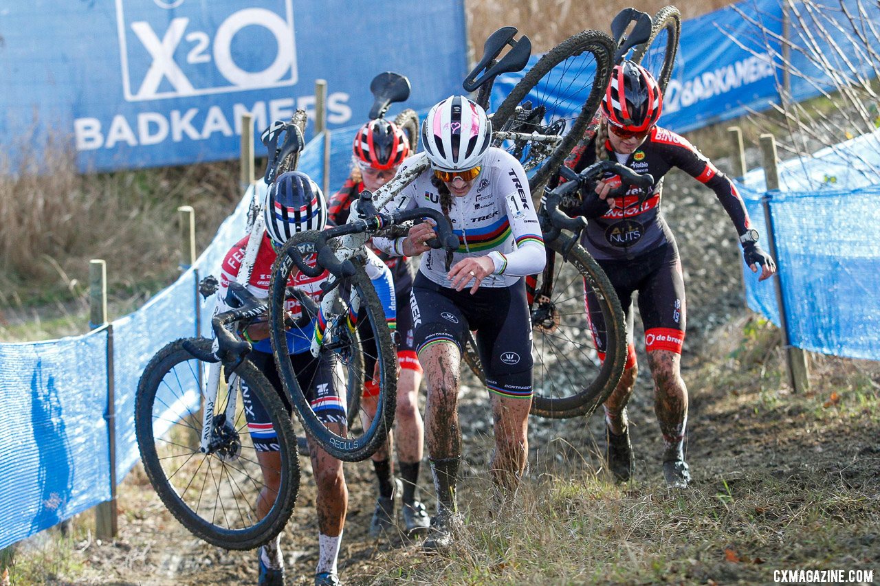 Brand led a lead group of four with Alvarado, Betsema and Van Empel. 2022 GP Sven Nys Baal, Elite Women. © B. Hazen / Cyclocross Magazine