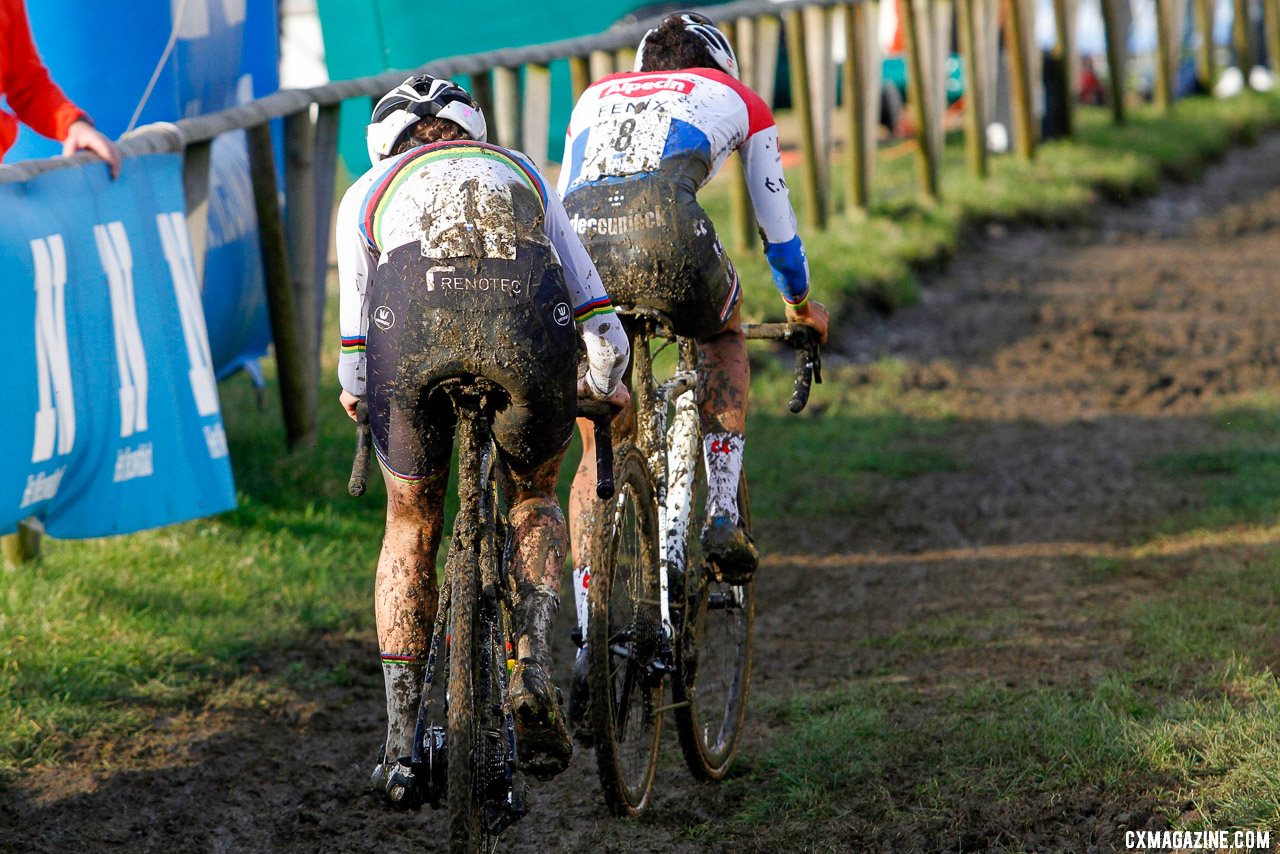 Lucinda Brand and Ceylin del Carmen Alvarado had a thrilling battle to the end. 2022 GP Sven Nys Baal, Elite Women. © B. Hazen / Cyclocross Magazine
