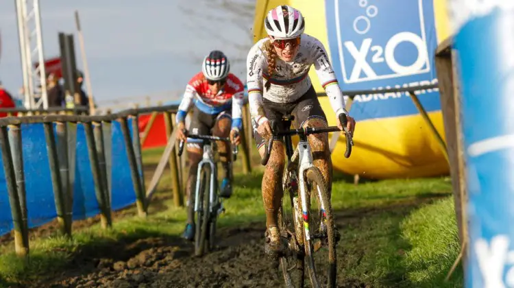 Lucinda Brand and Ceylin del Carmen Alvarado had a thrilling battle to the end. 2022 GP Sven Nys Baal, Elite Women. © B. Hazen / Cyclocross Magazine