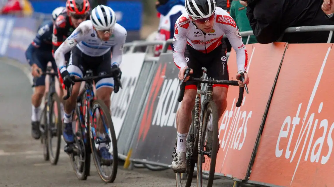 Eli Iserbyt took the lead. 2022 Hoogerheide UCI Cyclocross World Cup, Elite Men. © B. Hazen / Cyclocross Magazine