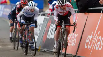 Eli Iserbyt took the lead. 2022 Hoogerheide UCI Cyclocross World Cup, Elite Men. © B. Hazen / Cyclocross Magazine