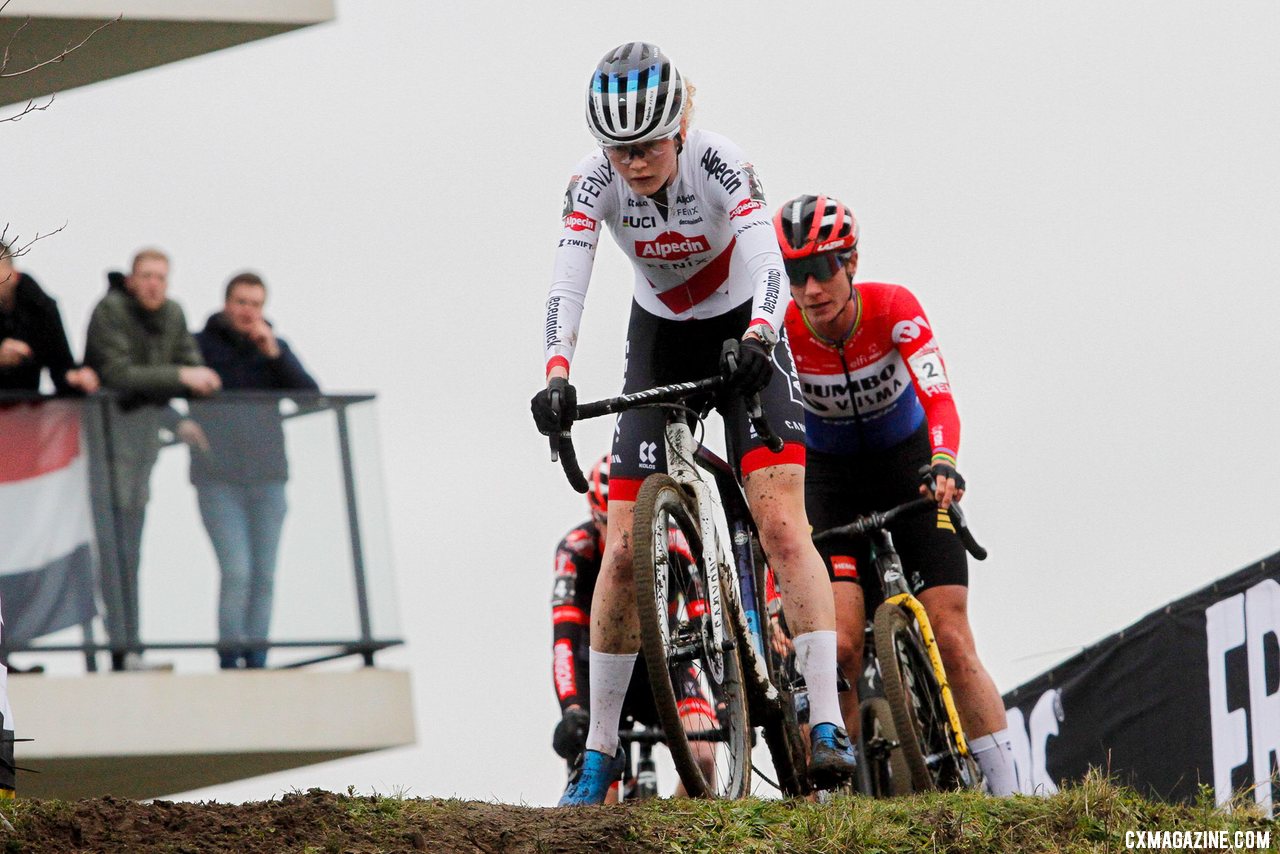 Puck Pieterse in the lead. 2022 Hoogerheide UCI Cyclocross World Cup, Elite Women. © B. Hazen / Cyclocross Magazine