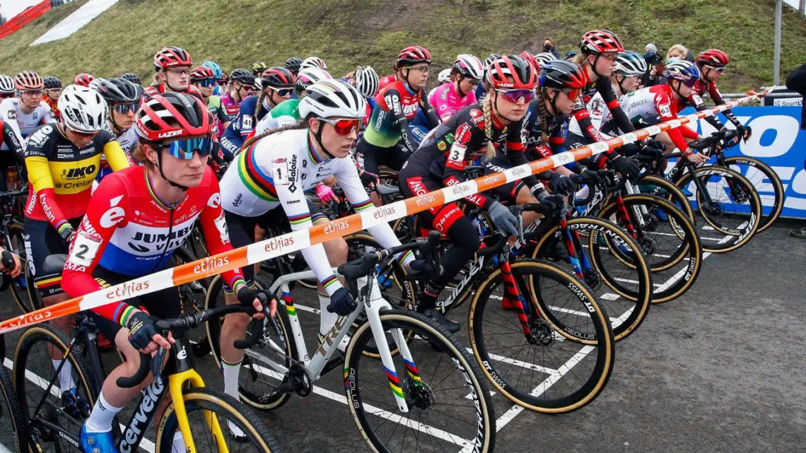 Start line at Hoogergeide. 2022 Hoogerheide UCI Cyclocross World Cup, Elite Women. © B. Hazen / Cyclocross Magazine