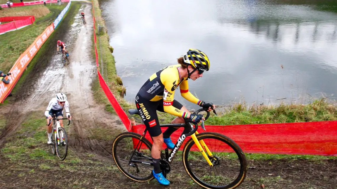 Marianne Vos got the holeshot but then faded before putting in a fast final lap. 2022 Hulst UCI Cyclocross World Cup, Elite Women. © B. Hazen / Cyclocross Magazine