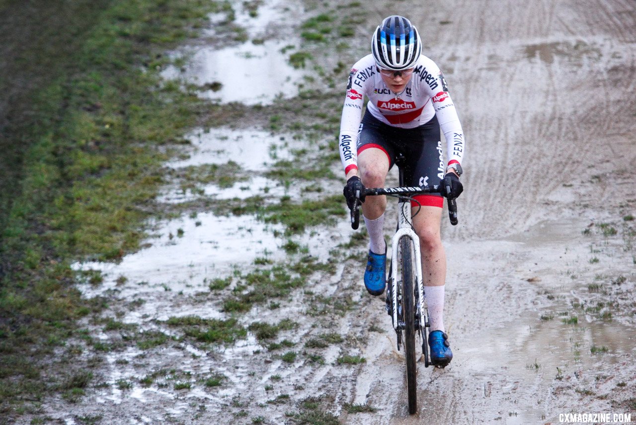 Pieters led for the early laps. 2022 Hulst UCI Cyclocross World Cup, Elite Women. © B. Hazen / Cyclocross Magazine