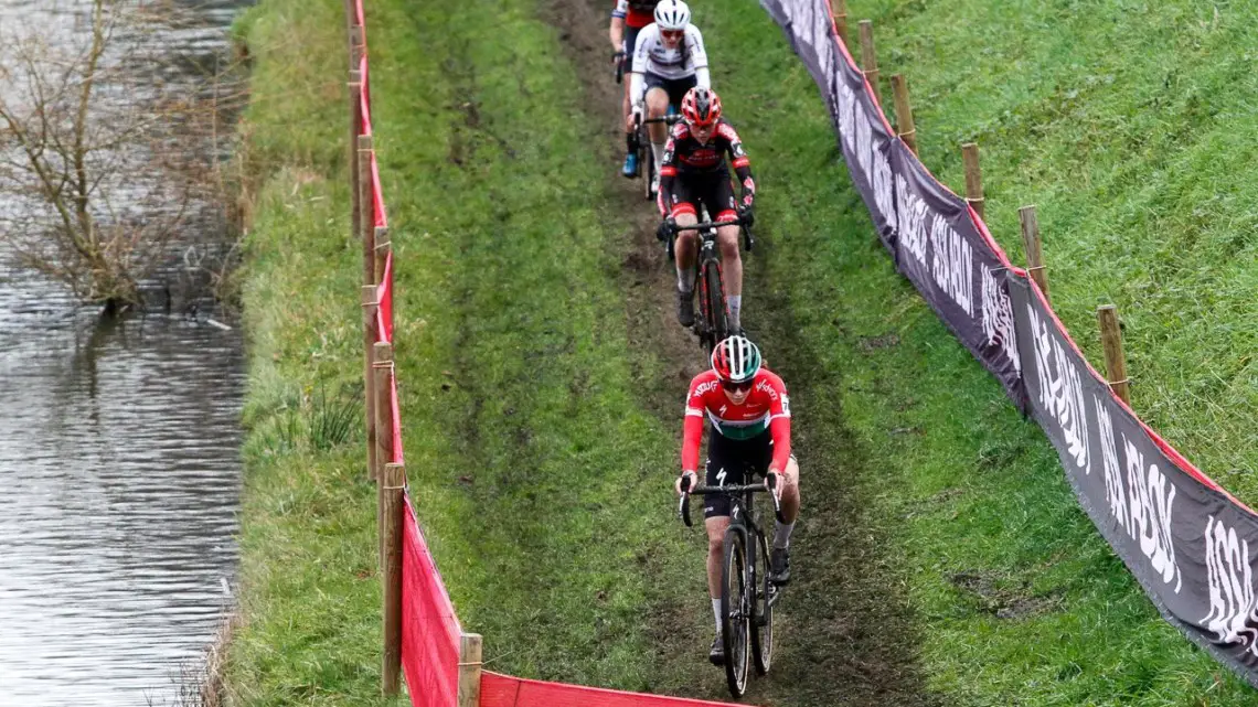 Kata Blanka Vas had a quick start and led the chase of Pieterse. 2022 Hulst UCI Cyclocross World Cup, Elite Women. © B. Hazen / Cyclocross Magazine