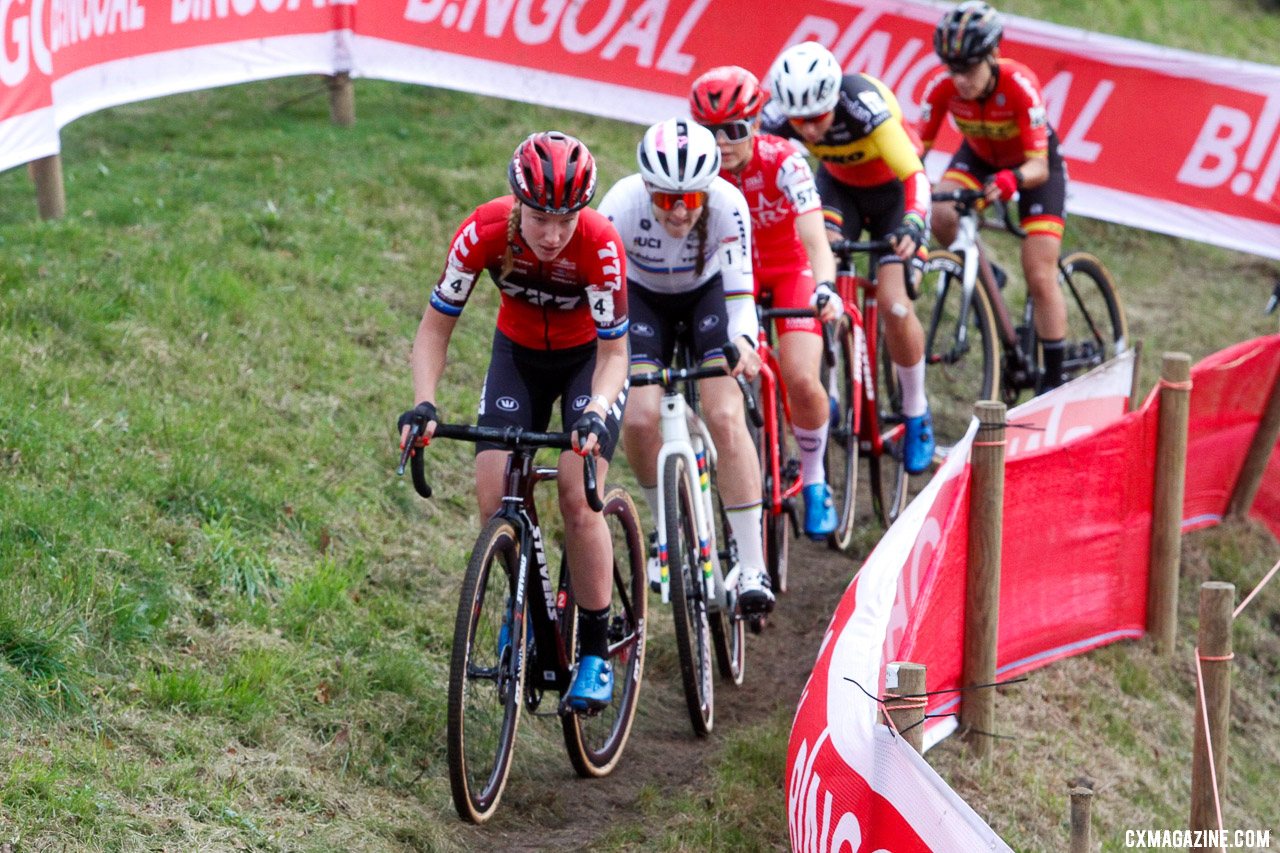 Worst was strong late to finish third. 2022 Hulst UCI Cyclocross World Cup, Elite Women. © B. Hazen / Cyclocross Magazine