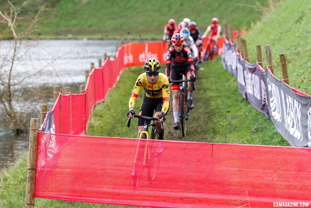 Marianne Vos got the holeshot but then faded before putting in a fast final lap. 2022 Hulst UCI Cyclocross World Cup, Elite Women. © B. Hazen / Cyclocross Magazine