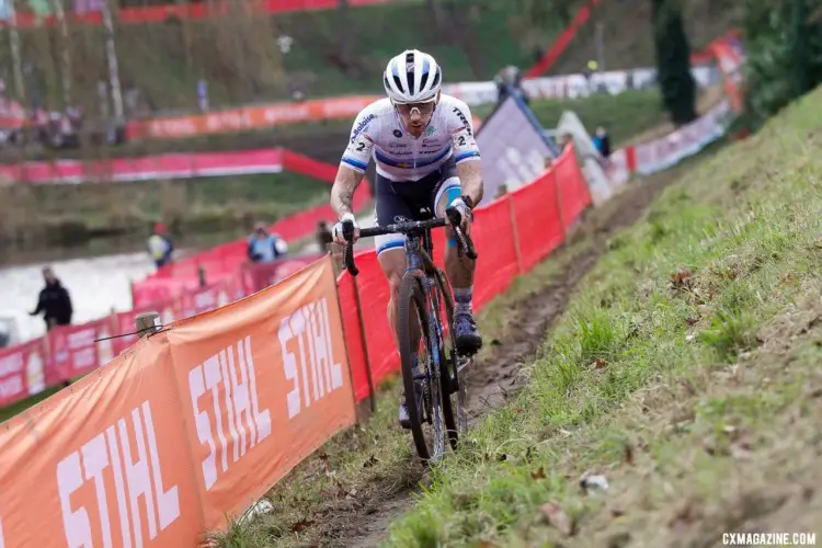 Lars van der Haar on his way to third. 2022 Hulst UCI Cyclocross World Cup, Elite Men. © B. Hazen / Cyclocross Magazine