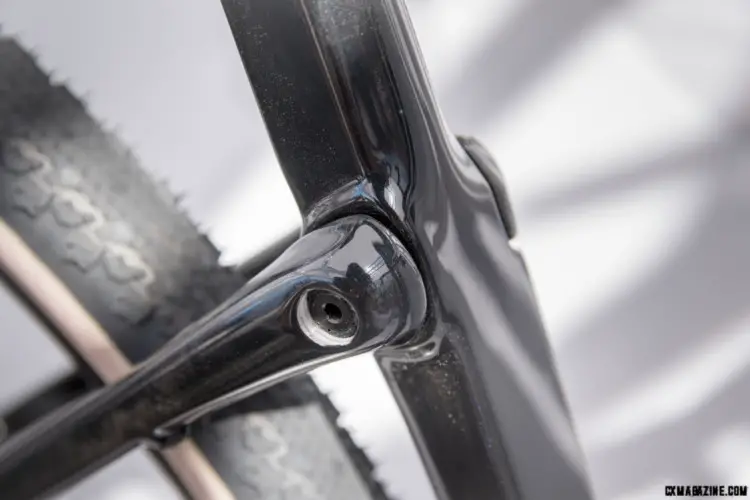 The King Pin suspension pivot is now a bushing instead of a bearing. This saves 100 grams, has less play and is more durable.