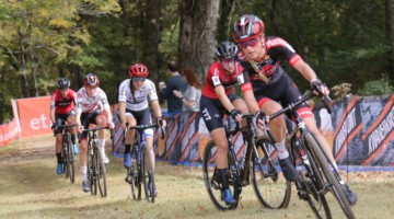 Denise Betsema leading the group. Elite Women, 2022 Fayetteville Oz Cross UCI Cyclocross World Cup. © D. Mable / Cyclocross Magazine