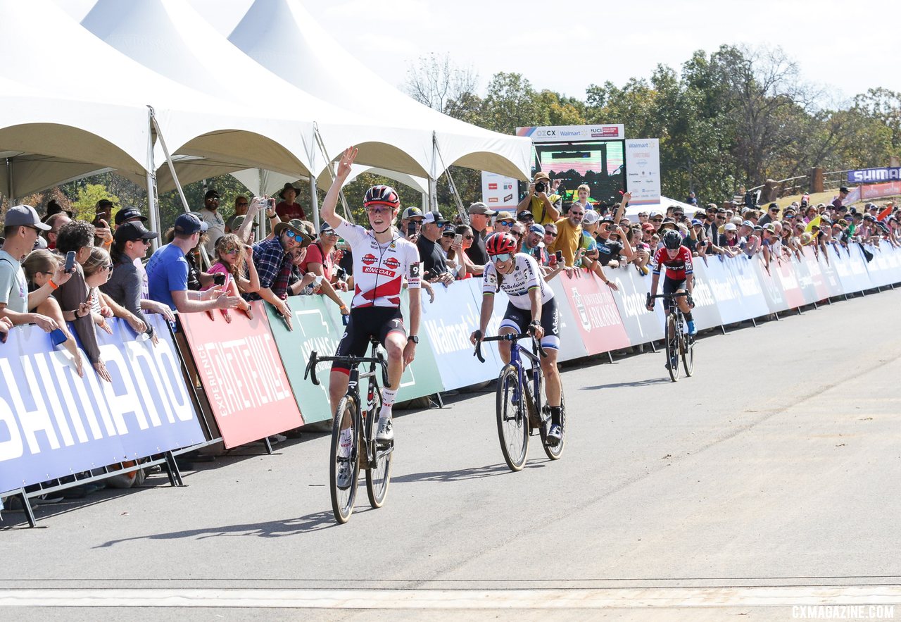 Fem van Empel beating out Lucinda Brand and Annemarie Worst. Elite Women, 2022 Fayetteville Oz Cross UCI Cyclocross World Cup. © D. Mable / Cyclocross Magazine