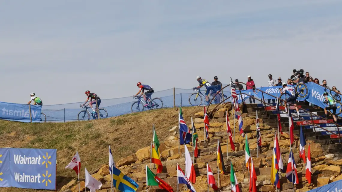 The run-up tested riders' off-bike stamina. Elite Men, 2022 Fayetteville Oz Cross UCI Cyclocross World Cup. © D. Mable / Cyclocross Magazine