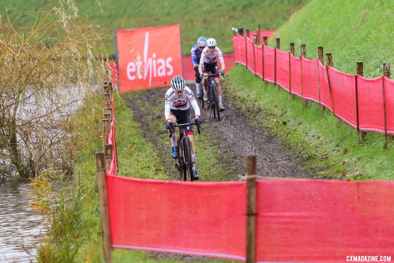 Pieterse leads Van Empel and Alvarado. 2022 UCI Cyclocross World Cup in Hulst. Elite Women. © B. Hazen / Cyclocross Magazine