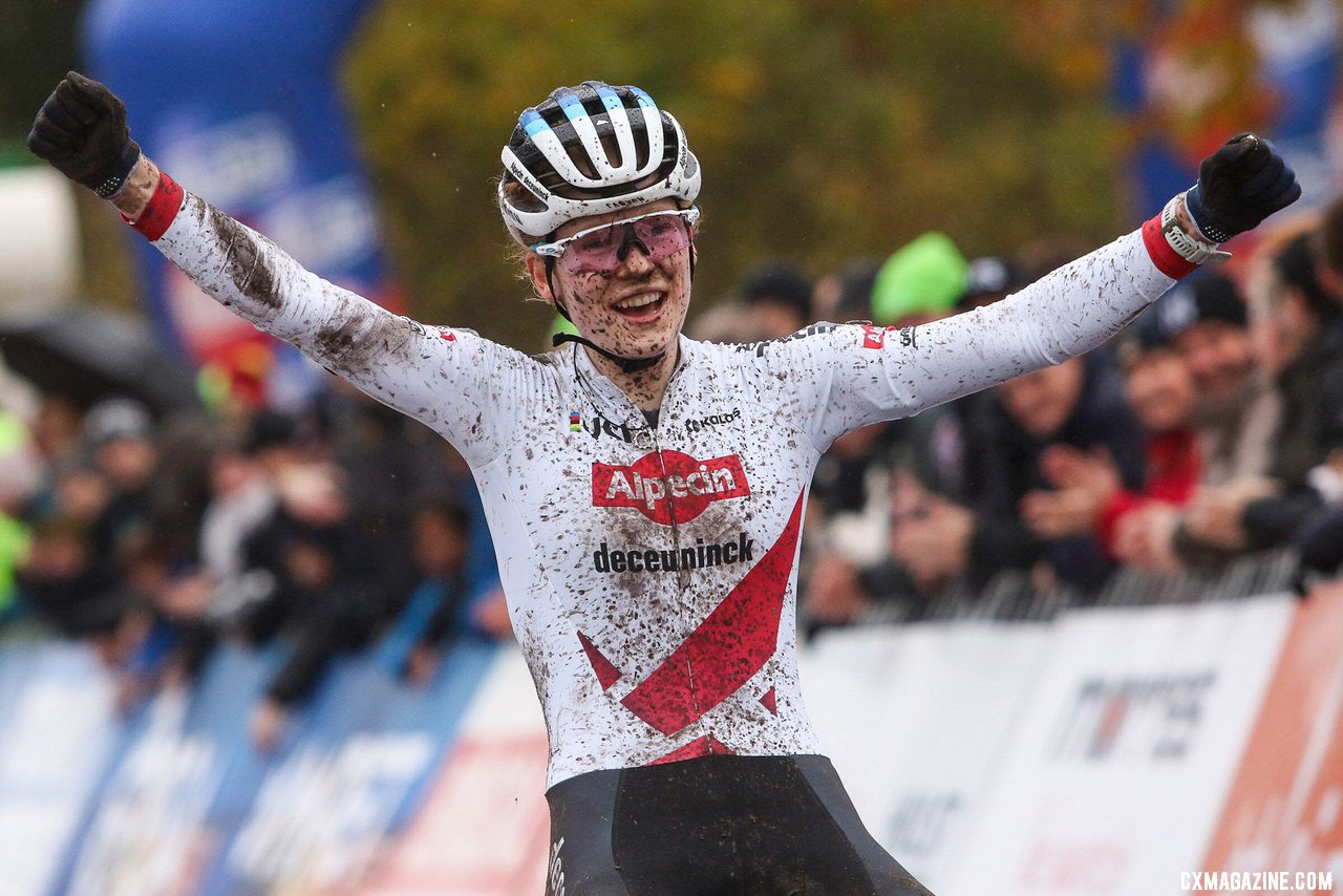 2022 UCI Cyclocross World Cup in Hulst. Elite Women. © B. Hazen / Cyclocross Magazine