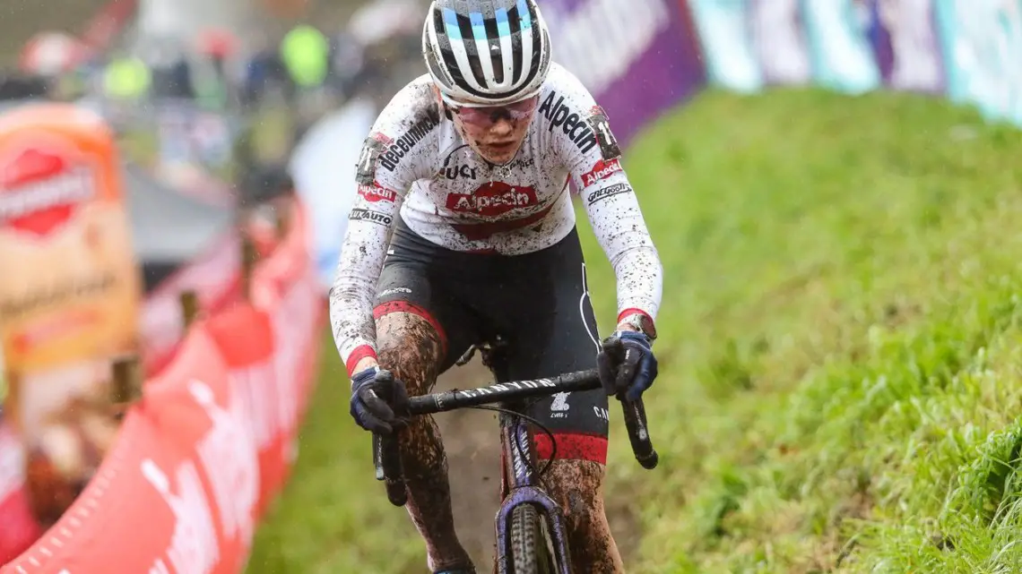 Puck Pieterse dominated the 2022 UCI Cyclocross World Cup in Hulst. Elite Women. © B. Hazen / Cyclocross Magazine