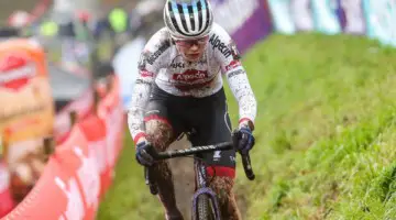 Puck Pieterse dominated the 2022 UCI Cyclocross World Cup in Hulst. Elite Women. © B. Hazen / Cyclocross Magazine