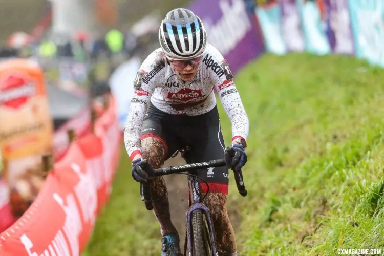 Puck Pieterse dominated the 2022 UCI Cyclocross World Cup in Hulst. Elite Women. © B. Hazen / Cyclocross Magazine